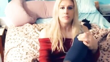 Mikayla worshipping her sexy feet - 14 image