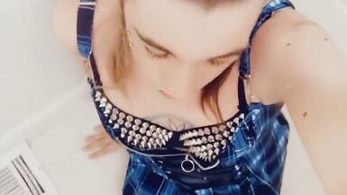 Shemale Baddie Loves Showing Her Body - 14 image