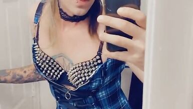 Shemale Baddie Loves Showing Her Body - 4 image