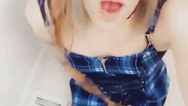 Beautiful Tgirl puts on a show - 4 image