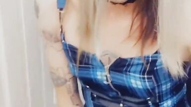 Gorgeous Tranny Fingering Herself - 9 image