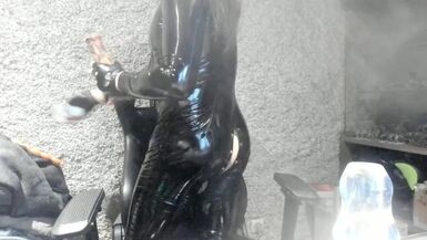 entrainement anal sissy, plein de godes et une bouteille :p - 1 image