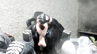 entrainement anal sissy, plein de godes et une bouteille :p - 12 image