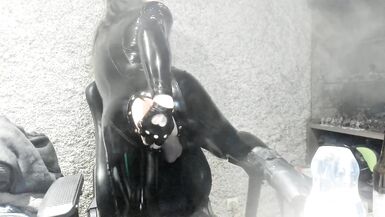 entrainement anal sissy, plein de godes et une bouteille :p - 3 image