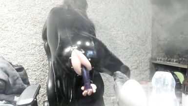 entrainement anal sissy, plein de godes et une bouteille :p - 4 image