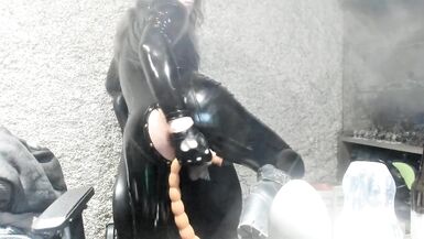 entrainement anal sissy, plein de godes et une bouteille :p - 5 image