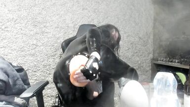 entrainement anal sissy, plein de godes et une bouteille :p - 8 image