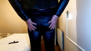 kelly cd in black pvc leggings playing and cuming in the bedroom - 3 image