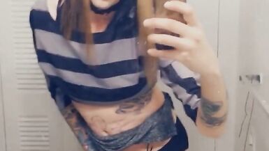 Seductive Shemale Wants To Suck Your Cock - 4 image