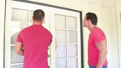 Sou uma proca a foder um caralho na cona e outro na boca - 2 image