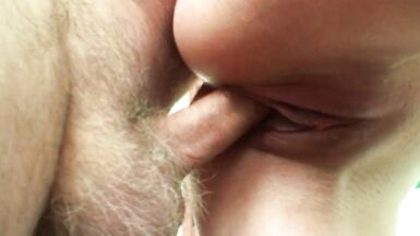 Jovem Amadora Realiza Fantasia e Fode em Publico Velho dono do Bar de Estrada - 10 image