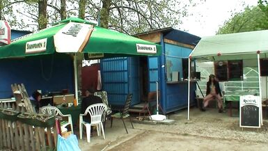 Jovem Amadora Realiza Fantasia e Fode em Publico Velho dono do Bar de Estrada - 12 image