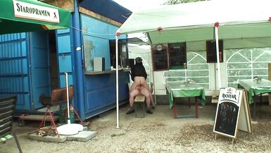 Jovem Amadora Realiza Fantasia e Fode em Publico Velho dono do Bar de Estrada - 14 image