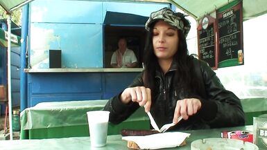 Jovem Amadora Realiza Fantasia e Fode em Publico Velho dono do Bar de Estrada - 2 image