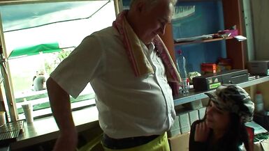 Jovem Amadora Realiza Fantasia e Fode em Publico Velho dono do Bar de Estrada - 4 image