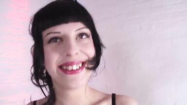 Menina gotica fode como uma puta no casting video amador - 4 image