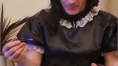 putting on eyeshadow - 6 image