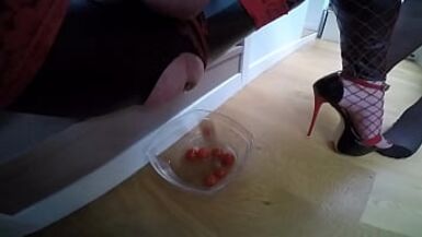 Shemale feeded with tomatoes