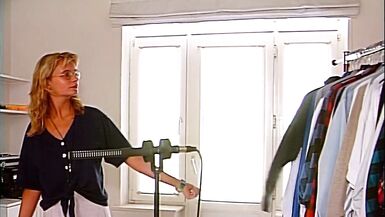 Brillenschlange fistet sich in der Kueche - 3 image