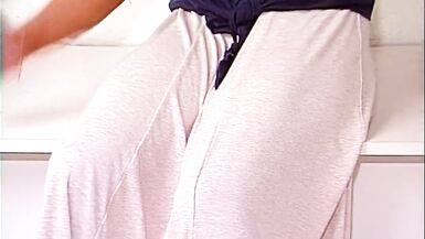 Brillenschlange fistet sich in der Kueche - 7 image