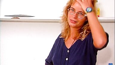 Brillenschlange fistet sich in der Kueche - 9 image