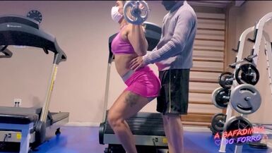 O instrutor da academia ficou de pau duro me ajudando no treino e acabei dando o cu pra ele - 1 image