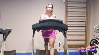 O instrutor da academia ficou de pau duro me ajudando no treino e acabei dando o cu pra ele - 2 image