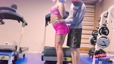 O instrutor da academia ficou de pau duro me ajudando no treino e acabei dando o cu pra ele - 4 image