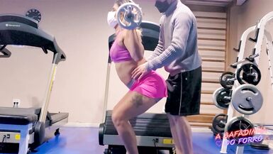 O instrutor da academia ficou de pau duro me ajudando no treino e acabei dando o cu pra ele - 6 image