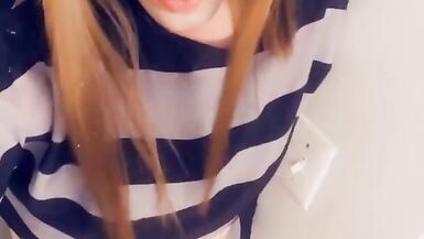 Hot Babe Wants Dick and Rubs Her Clitty