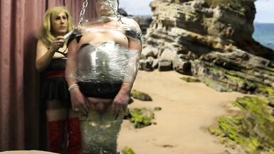 Mrs Samantha en Mummie Marina, inpakken tot een sex-speelpop, en spelen maar! - 6 image