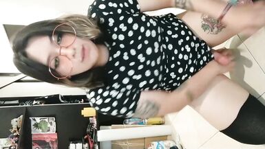 linda chica-t me pruebo mi vestido nuevo y un dildo que me llena toda