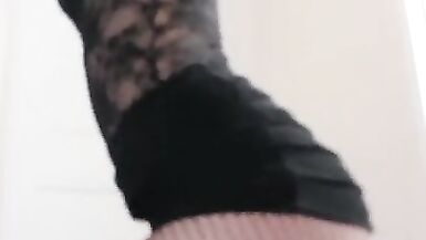 Cd sissy playing with a huge butt plug machine - 2 image