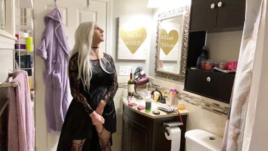 Loading video Emo Crossdresser Puts on Buttplug and Jerks Off - 13 image