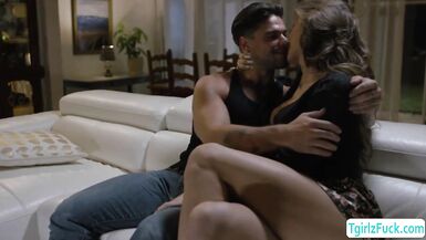 Brunette ts Jade Venus blowjobs cock and ass anal barebacked - 4 image