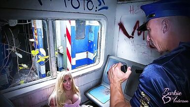 POLICIA MUSCULOSO SE COJE A HERMOSA COLEGIALA RUBIA TRANSEXUAL EN EL TREN ( BARBIE ANDERSON & CHAFA ) - 4 image