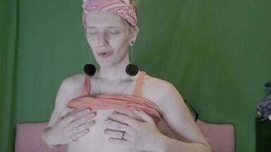 Transgirl Masterbates in Block Shootout