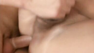 Buff dude plows shemale slut in bed - 12 image