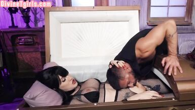 Lingerie ts beauty blown before bareback in erotic couple - 5 image