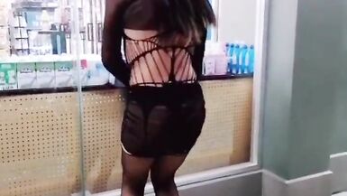 WOMAN DOING A PRIVATE DANCE IN OXXO FOR LOSING BET - 9 image