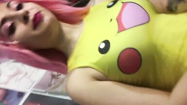 chupando smalldick de travesti - 2 image