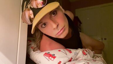 Fiona Fox Playing with Her cock while Spun - 4 image