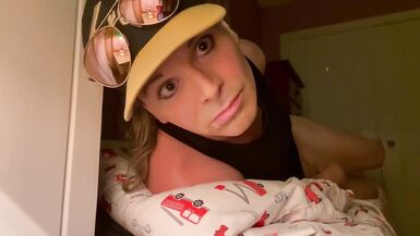 Fiona Fox Playing with Her cock while Spun - 5 image