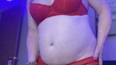 amaericain mature transgender fuckes her ass with a large dildo - 1 image