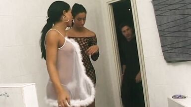 Nella Vasca con i Trans! - 2 image