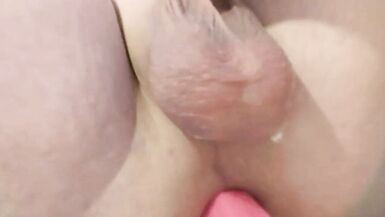 Jenna playing with her dildo in the bath until she cums - 5 image