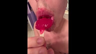 FTM SUCKING ON JUICY POP  - 1 image