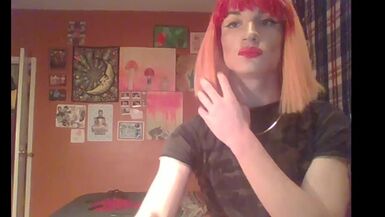 Tranny in Red wig cams - 1 image