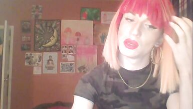 Tranny in Red wig cams - 9 image