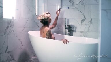 Famous Model Takes A Bath And Shaves - 2 image